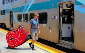 Viajar de avião, trem, ônibus ou de carro levando a sua bicicleta