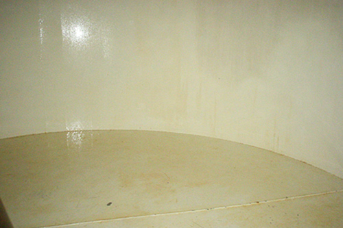 Imagem do mesmo reservatório, porém higienizado com a tecnologia da Microambiental. O aspecto de limpeza completa é evidente.