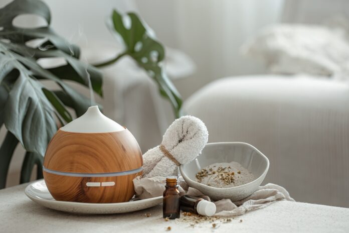 Aromaterapia: bem-estar nos ambientes da casa Composição de spa com um umidificador de ar e óleos essenciais.